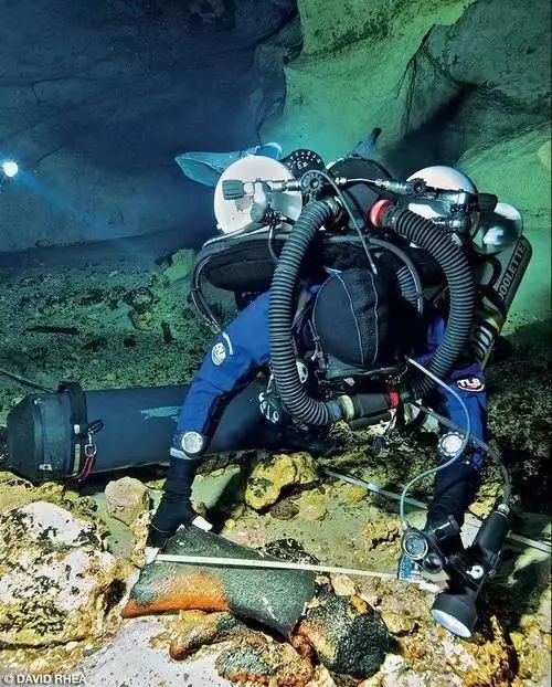 洞穴潜水员在水下进行潜水 周亚辉供图