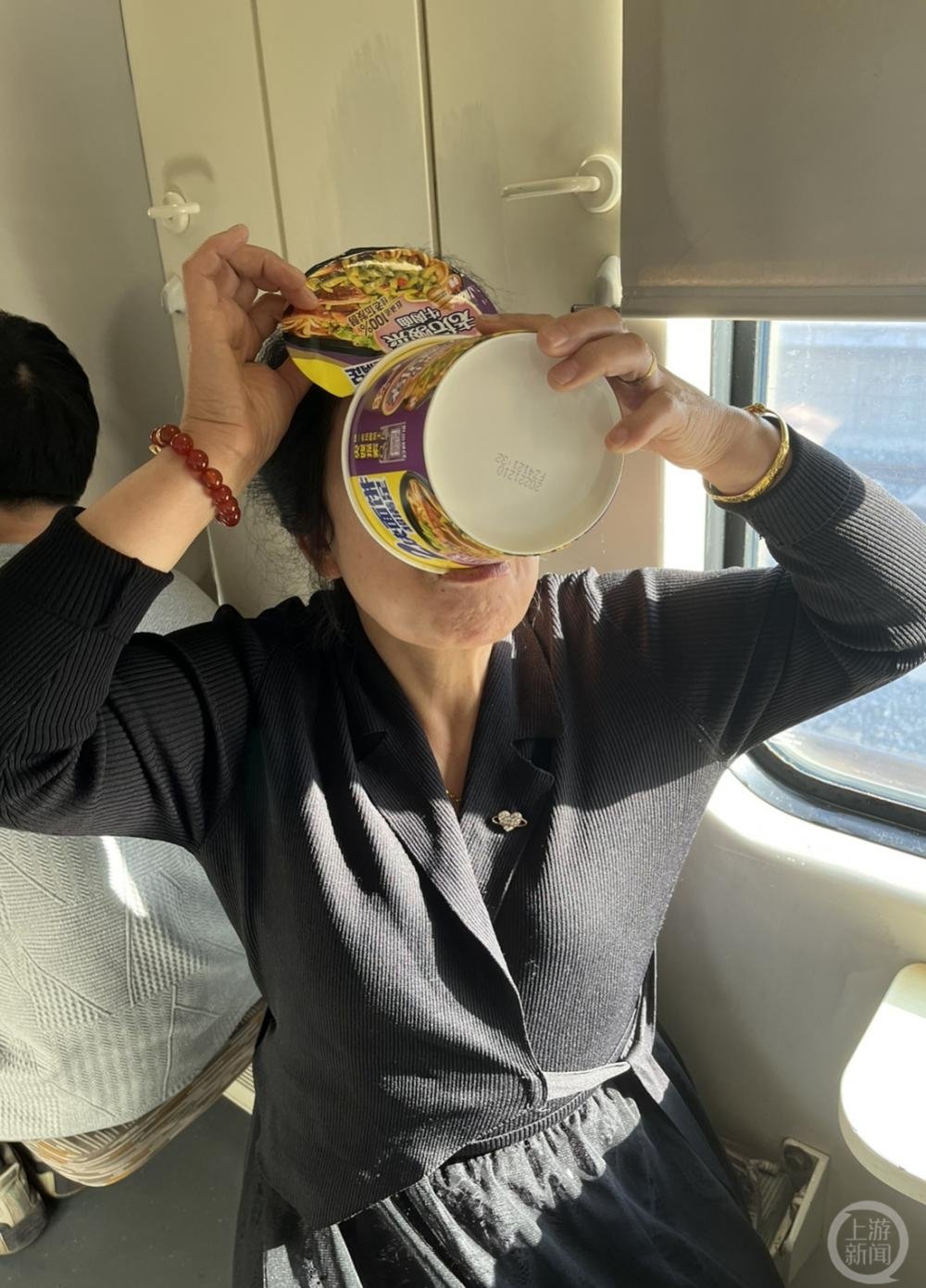 ▲李先生妈妈说自己不爱吃方便面,结果汤都一口喝光。