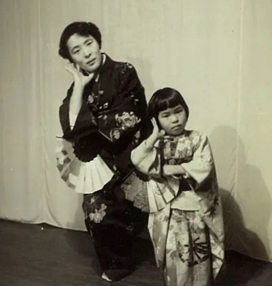 上野千鹤子(右)与母亲合影