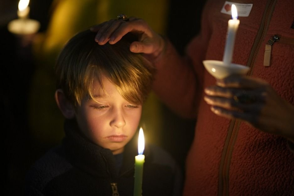 1月27日，一个男孩在美国加利福尼亚州半月湾市举行的守夜活动中哀悼枪击事件遇难者。新华社记者 吴晓凌 摄