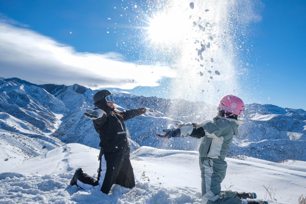 12月22日，游客在新疆阜康市天山天池国际滑雪场游玩。新华社记者 张铖 摄