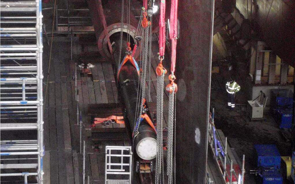 2014年，正在安装中的“威尔士亲王”号螺旋桨主轴