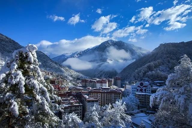 康定城区雪景 图:新华网