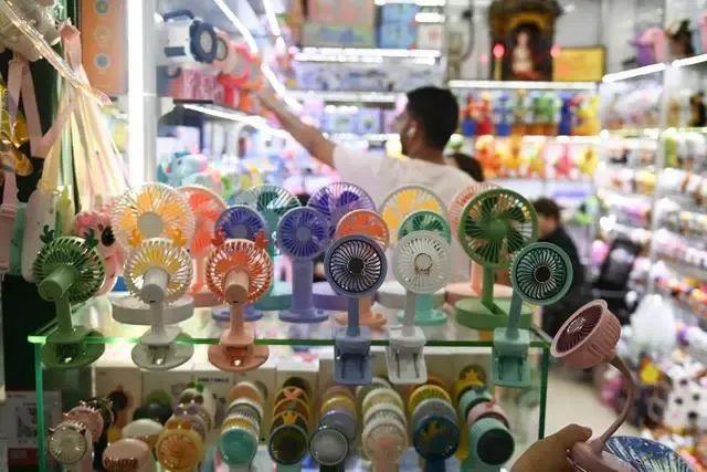 △近期，客商在浙江义乌国际商贸城采购商品。