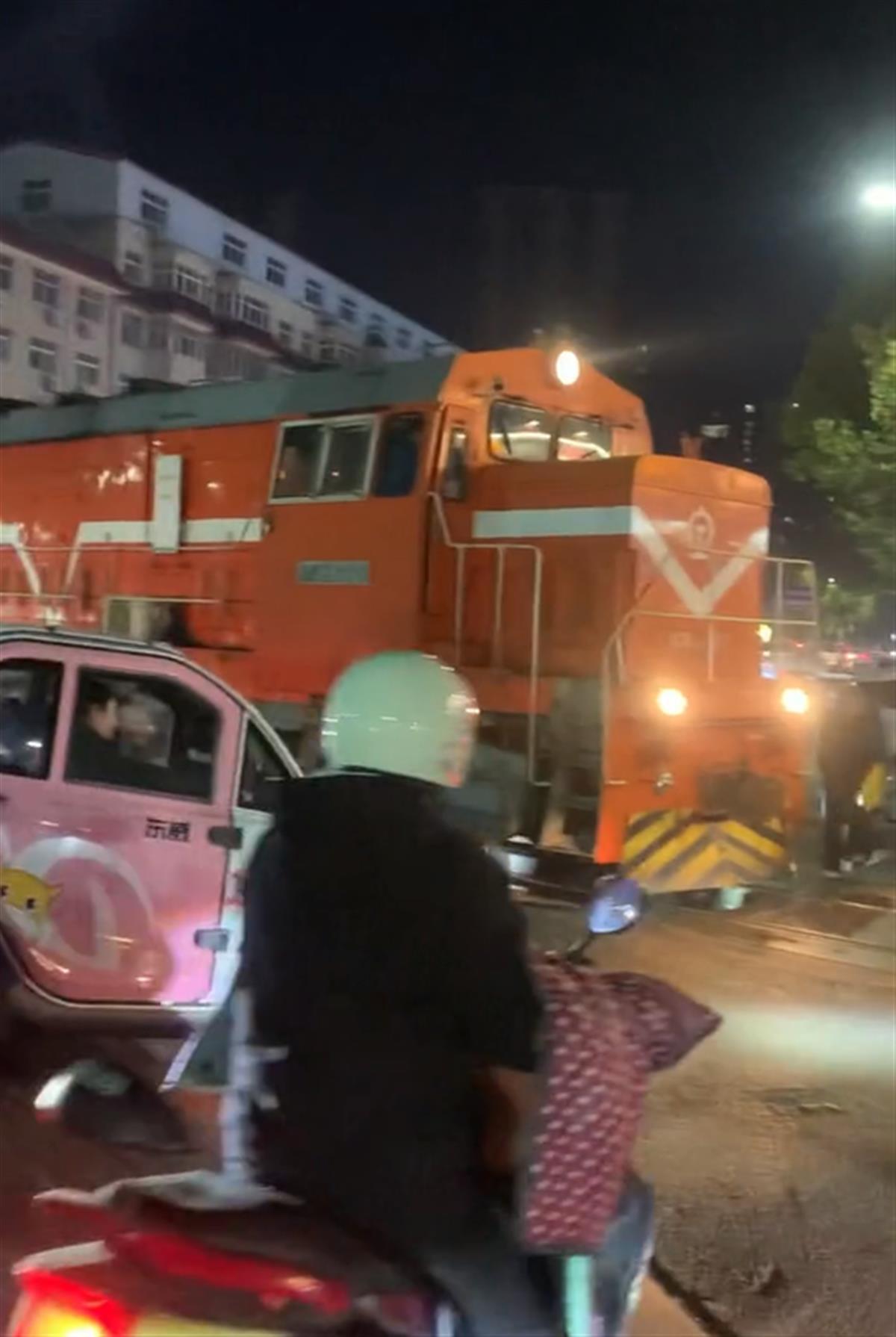 汽车挡路，火车临时停车（视频截图）