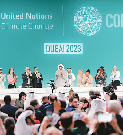 当地时间12月13日,在COP28闭幕全体会议上,COP28主席苏尔坦·贾比尔宣布达成“阿联酋共识”后,参会人员起立鼓掌。新华社记者 王东震摄