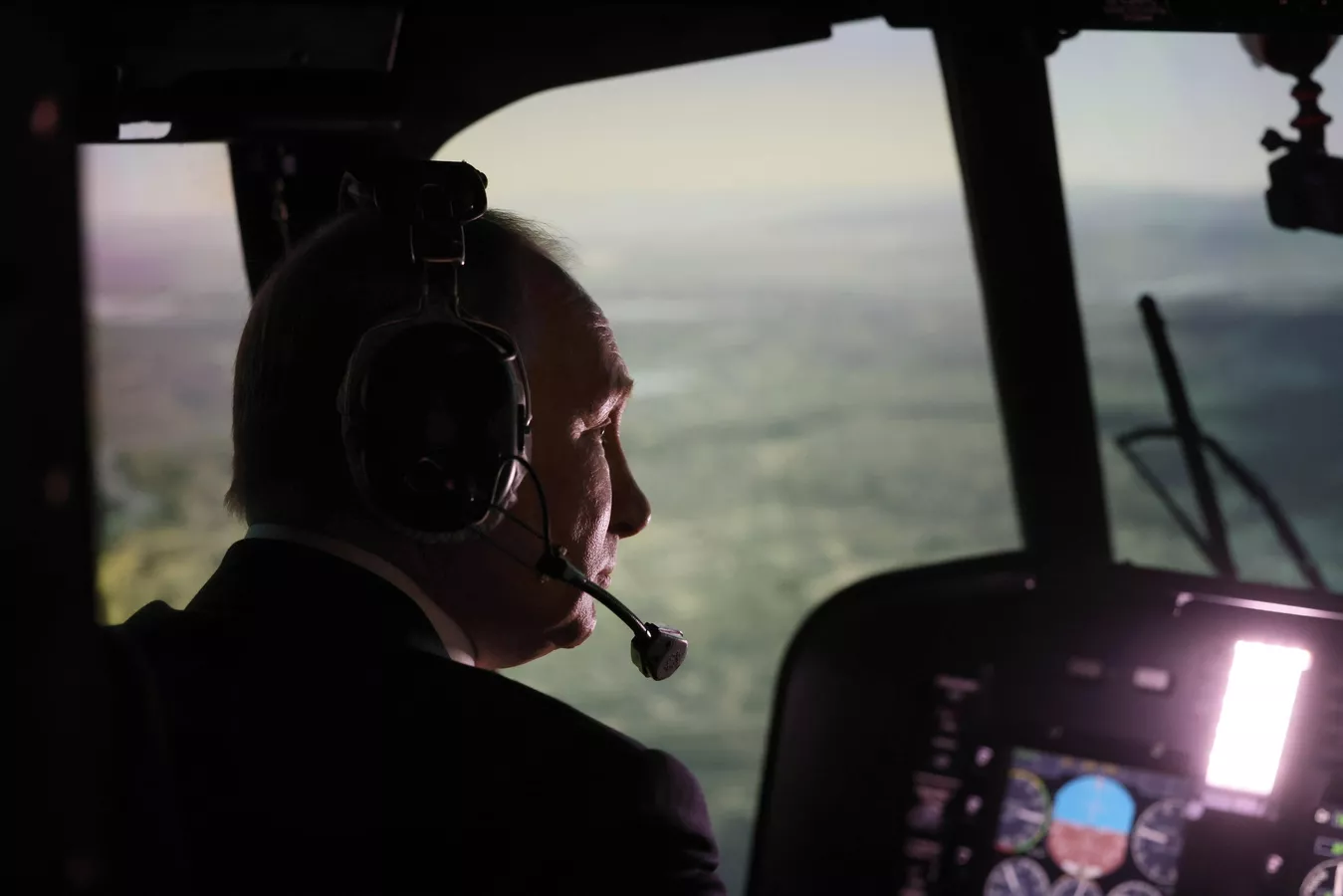 俄罗斯总统普京当地时间14日在参观一家航空工厂时测试了米-171A2直升机的飞行训练模拟器。 图源：俄媒