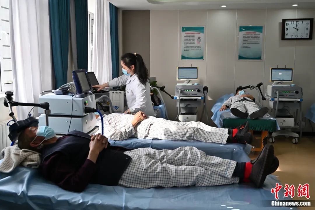 2023年3月21日，呼和浩特，患者在内蒙古自治区第三医院睡眠医学中心接受经颅磁刺激治疗。刘文华　摄