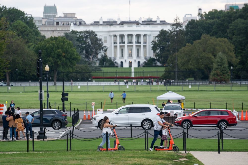 9月13日，车辆从美国首都华盛顿白宫前驶过。新华社记者刘杰摄