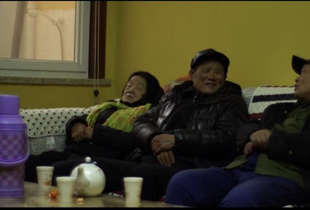 图为退休后的赵福海正在与邻居们聊天。（图片来源：@七遇影视传媒抖音视频截图）