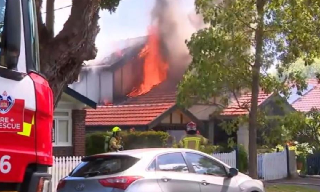 悉尼华人区民宅突发大火，火光冲天浓烟滚滚