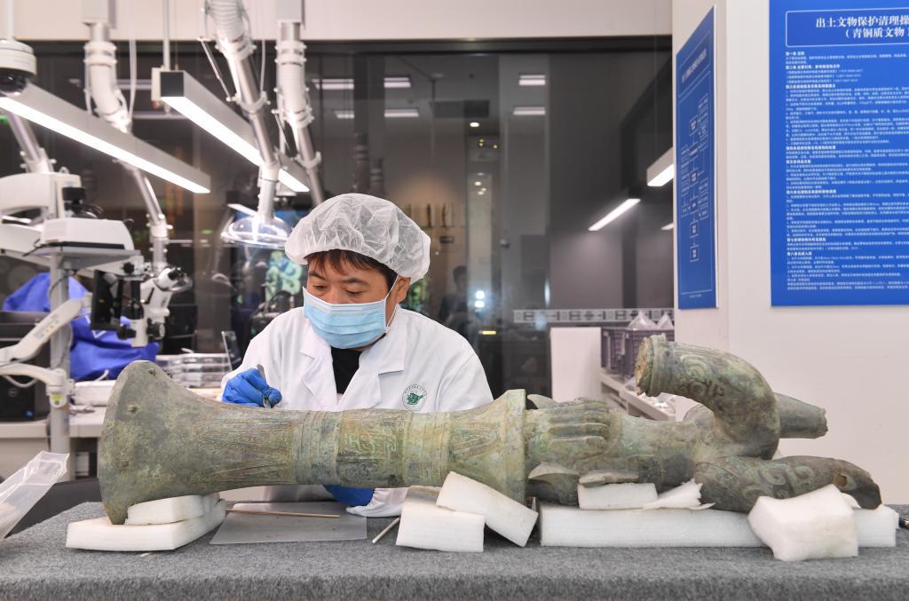 在三星堆博物馆文物保护与修复馆内，工作人员在对文物进行清理。新华社记者刘坤 摄