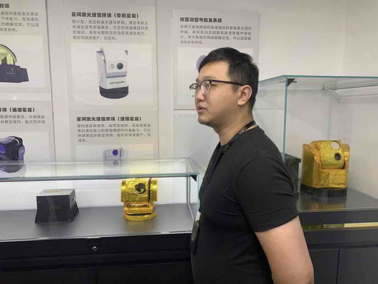 上海穹窿科技有限公司创始人、总经理谭俊博士后在讲解企业产品。 人民网记者董志雯 摄