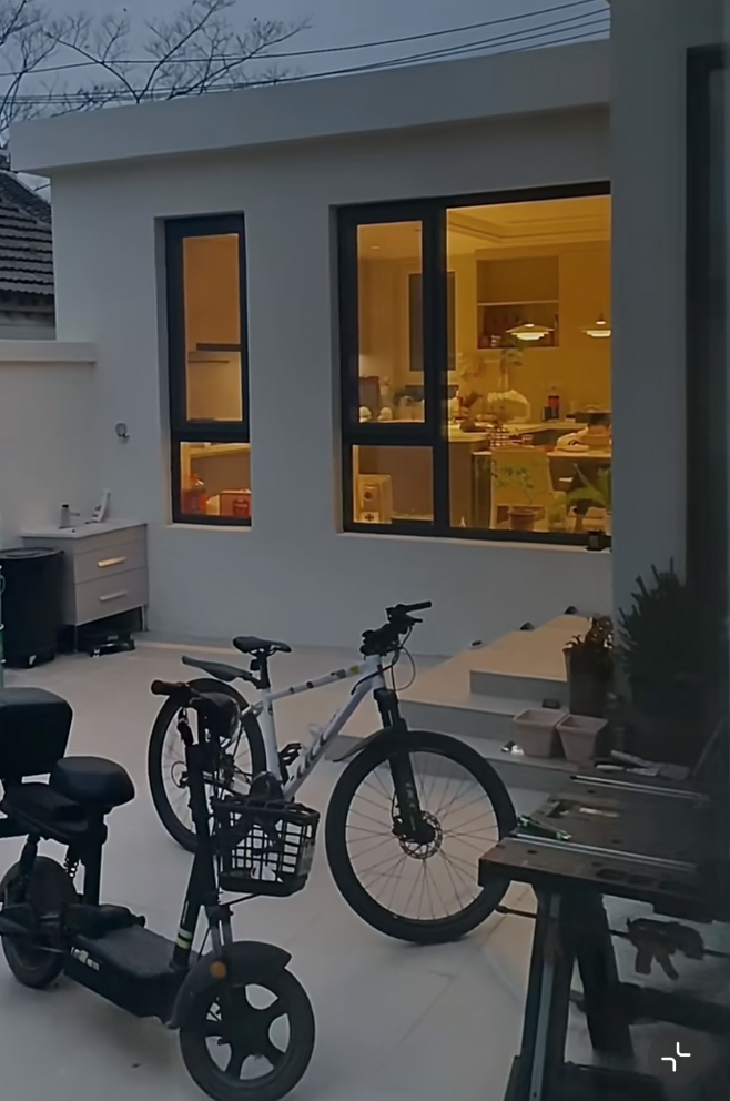 依依的家和她的电动车 受访者供图