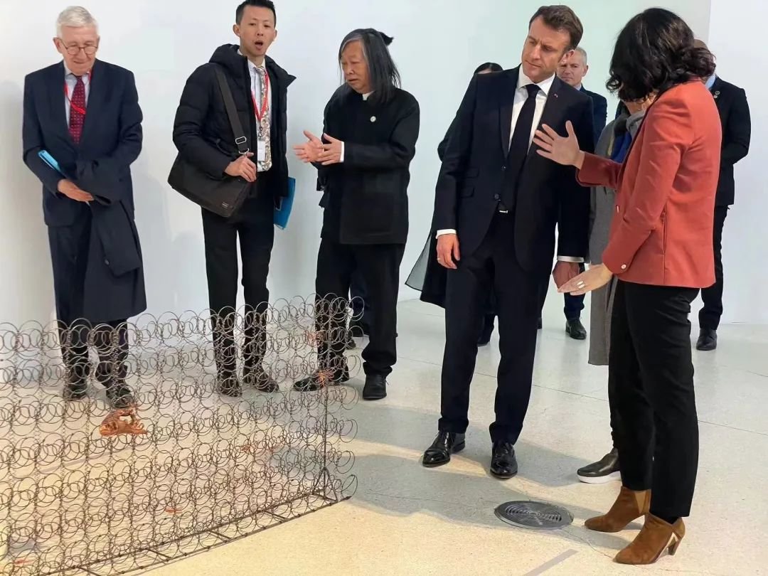 ▲ 在2023“中法文化之春”开幕后,马克龙总统一行参观红砖美术馆沈远个展“垂钓”,图源:孙文杰