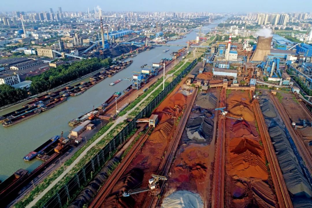 位于江苏淮安市大运河畔的沙钢集团。图/视觉中国