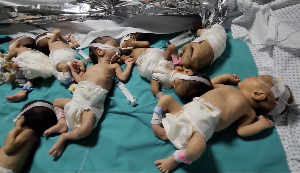 视频截图：当地时间11月14日，巴以冲突持续，希法医院的早产儿被迫转移出保育箱。图自IC Photo