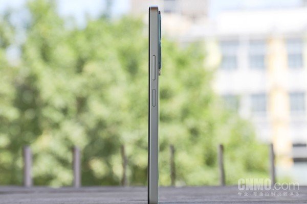 vivo Y78的厚度只有8mm