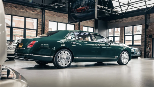 英国女王专属座驾:宾利慕尚长轴距定制版首次公开亮相