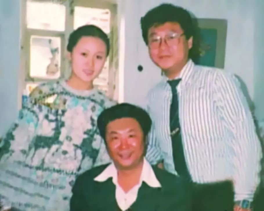 范伟、杨宝玲夫妇与范伟的师父合影。/百度百科