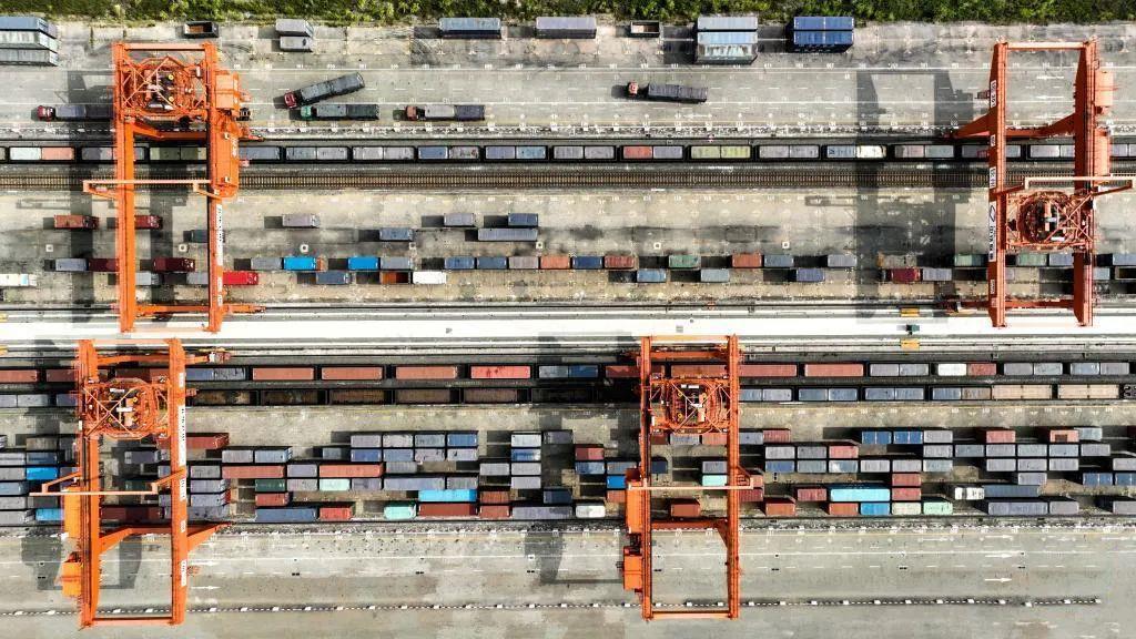 △2023年11月12日，火车在广西钦州港码头装运集装箱。