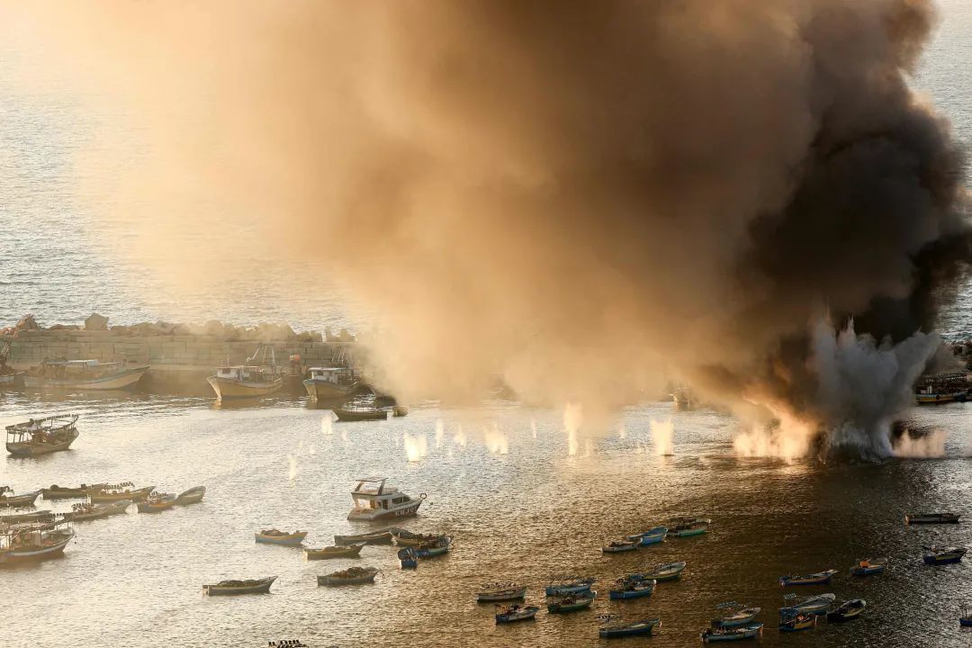当地时间2023年10月10日，以色列对加沙城港口发动空袭后，浓烟滚滚。