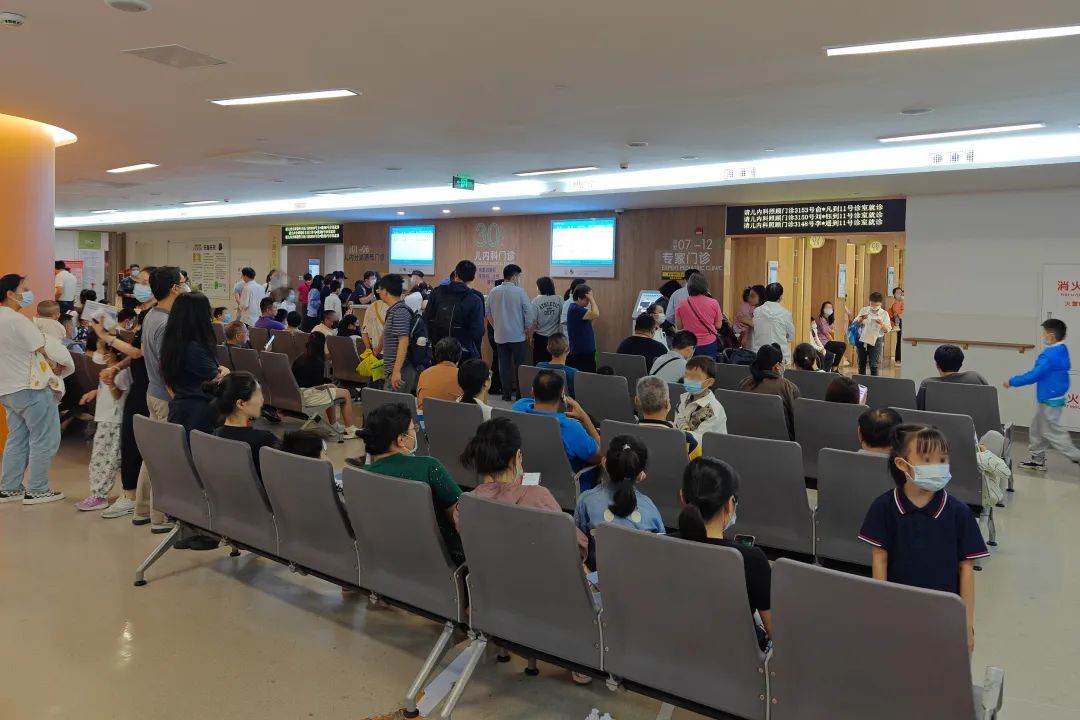 9 月 25 日，上海某医院预诊大厅 图源：视觉中国