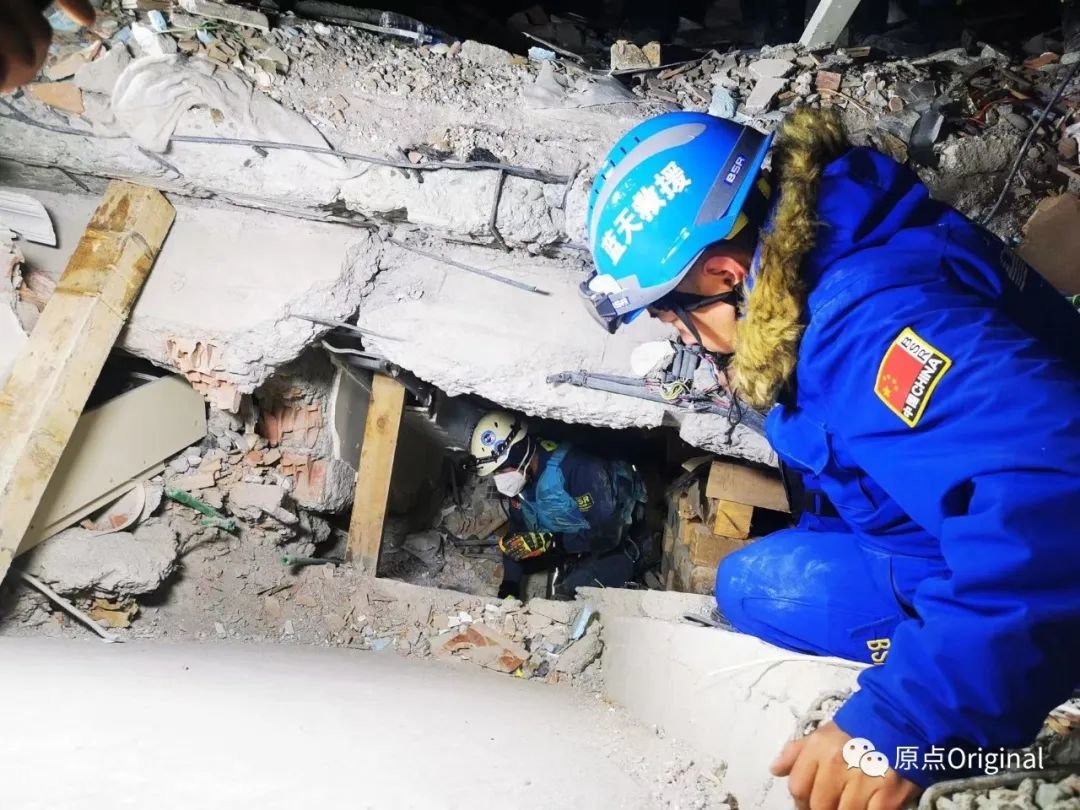 蓝天救援队队员在搜救。受访者供图