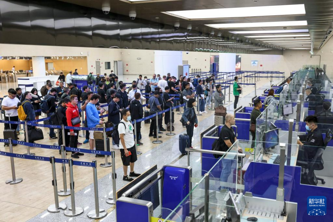 10月25日，旅客在青岛胶东国际机场入境边检大厅排队候检 图：新华社