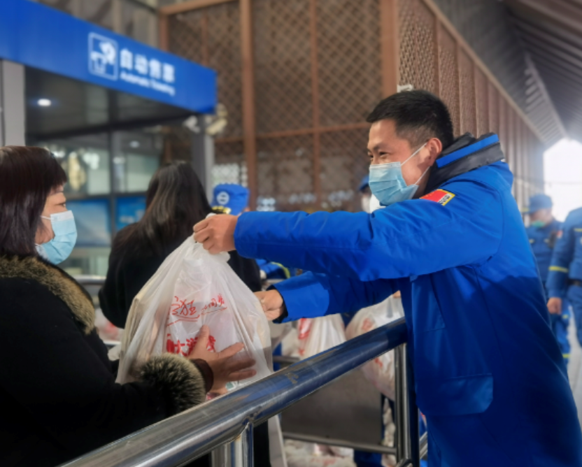 苏州火车站免费发放返乡礼包?背后是一位老人的心意