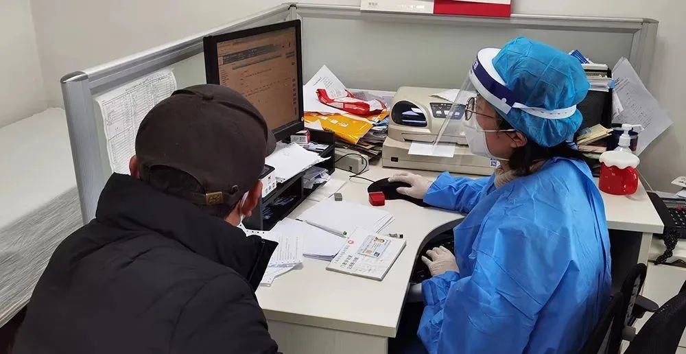 闵行区莘庄社区卫生服务中心的医生给患者问诊开药 图源:上海法治报