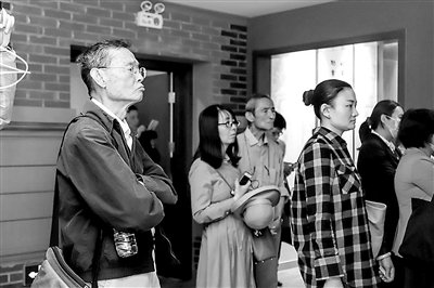 钱大都和钱仲兴与“青睐”会员一起参观 摄影/Gasperk