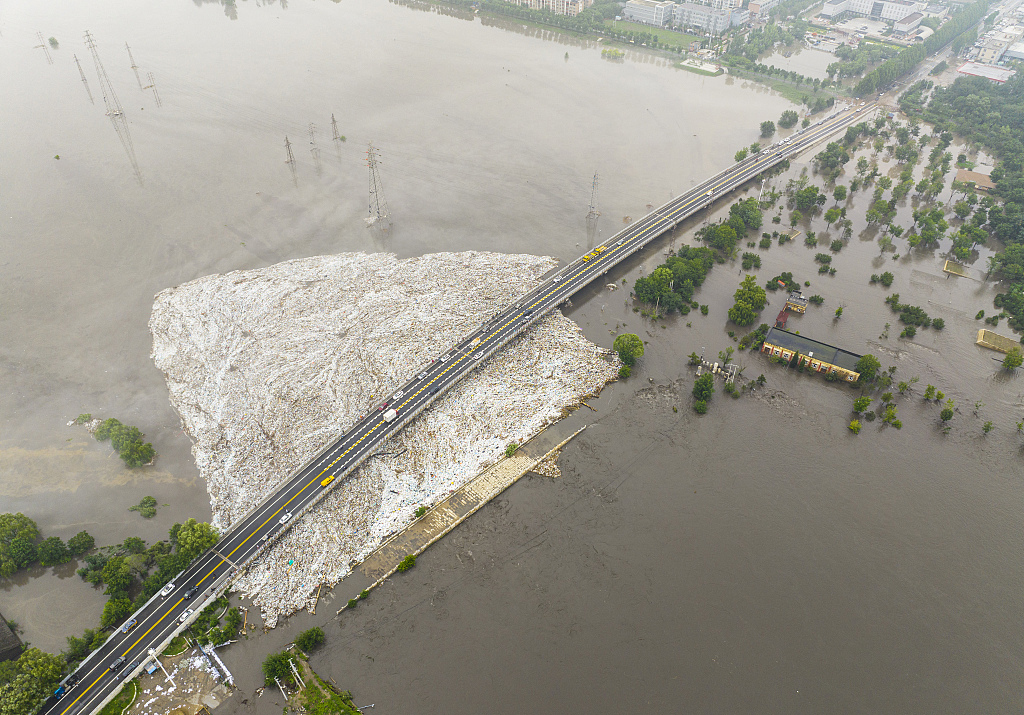 2023年8月1日，北京房山区琉璃河镇，受暴雨洪水影响，琉璃河桥近旁的明代古桥琉璃河大桥几乎全部淹没在河水中。