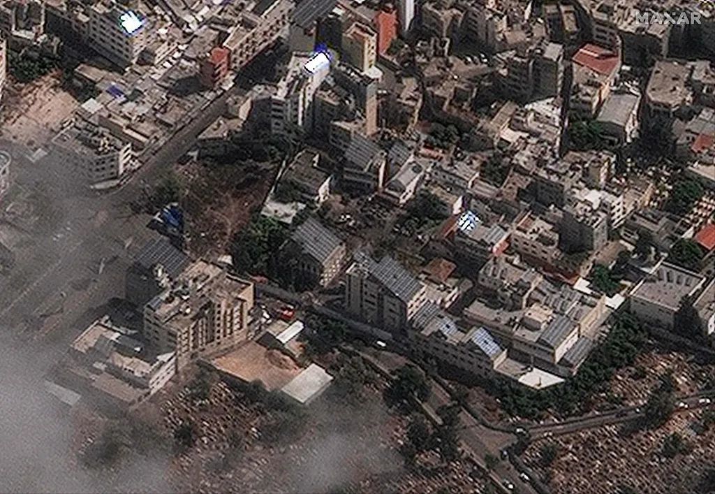 遭受空袭后的加沙浸信会医院及周边地区。图源：视觉中国