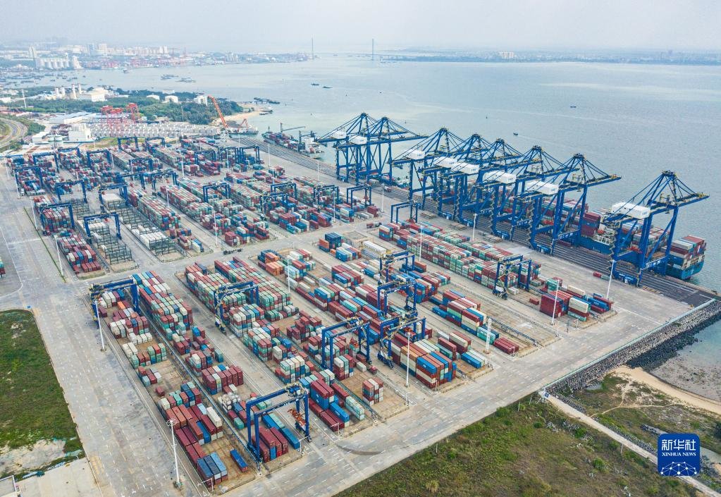 这是在海南省洋浦经济开发区拍摄的洋浦国际集装箱码头（2022年12月10日摄，无人机照片）。新华社记者 蒲晓旭 摄