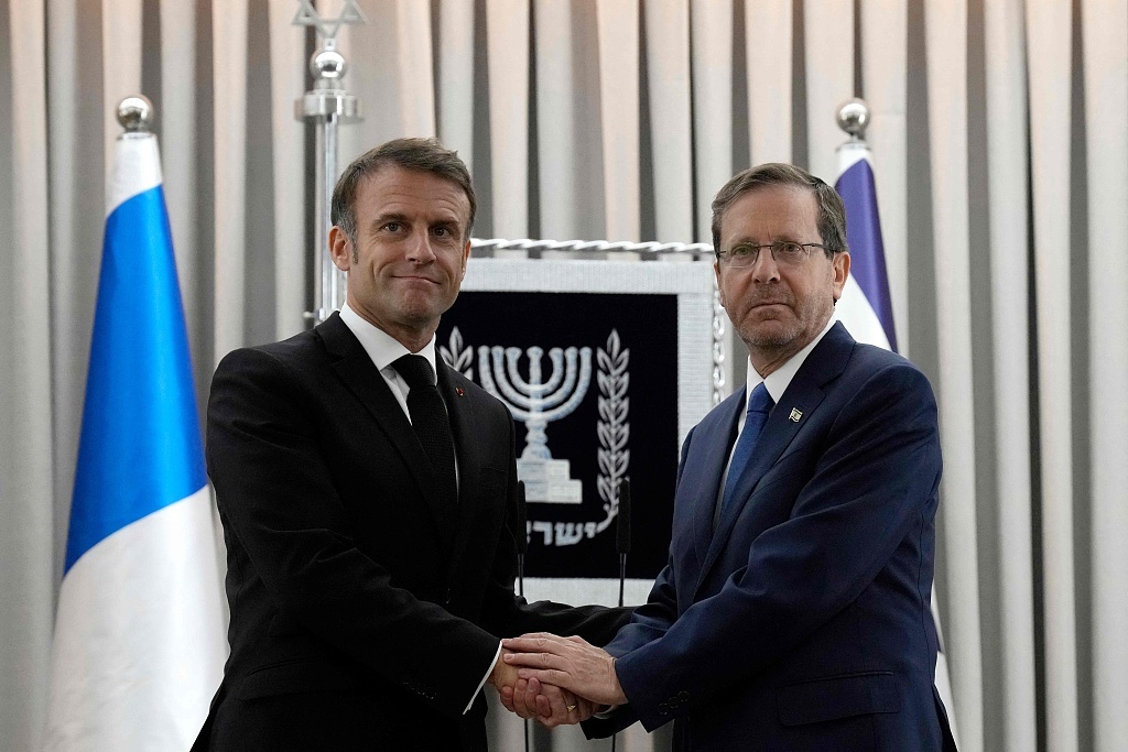 当地时间10月24日，耶路撒冷，法国总统马克龙（左）与以色列总统赫尔佐格在会晤中握手。图片来源：视觉中国