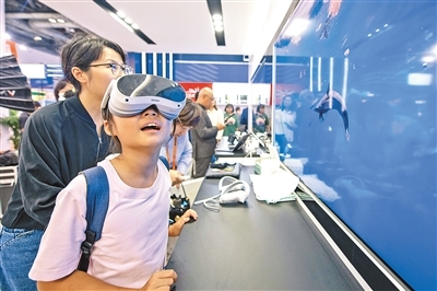 小朋友在试戴VR眼镜。人民网记者 翁奇羽摄