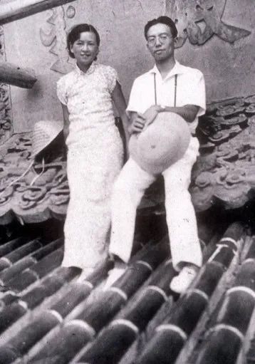 1936年林徽因(左)和梁思成在北京天坛。