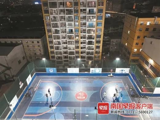 ▲2月15日晚,五月天商贸城楼顶篮球场营业时,灯光照亮了附近居民楼的外墙。南国早报记者 邹财麟摄