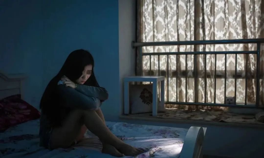 18岁的抑郁症患者Kalir回忆,发病时就想整天呆在床上,只有小猫陪着她。视觉中国供图