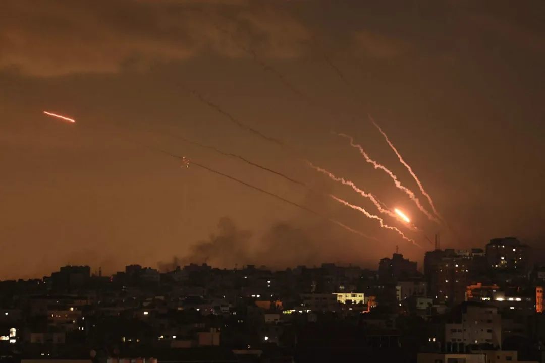 当地时间2023年10月10日，哈马斯武装分子从加沙向以色列发射火箭弹