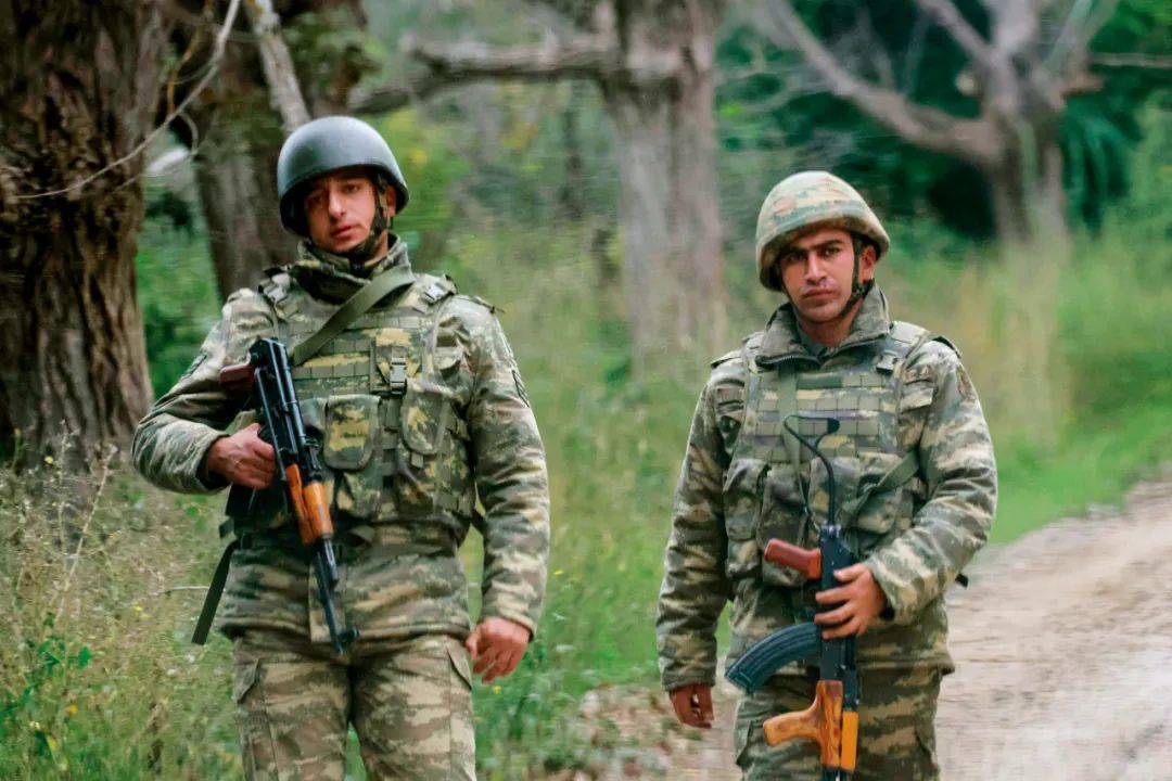 9月23日，阿塞拜疆士兵拿着突击步枪在纳卡地区巡逻。图/视觉中国