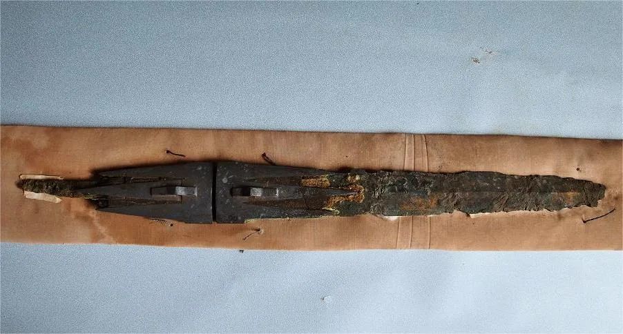 西汉铜剑，残长48厘米，1977年巨野县红土山西汉墓出土，放于墓主人身旁。木鞘髹黑漆，已朽。来源/巨野博物馆