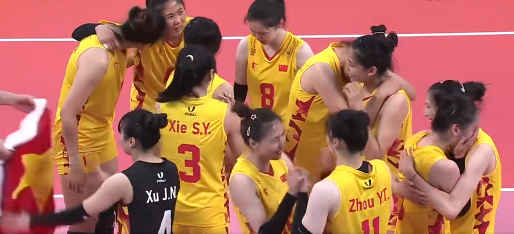 祝贺！中国女排3-0日本夺冠，姑娘们喜极而泣，3位新人表现真抢眼