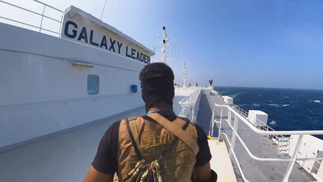 ▲11月20日，胡塞武装发布的照片显示，他们登上了一艘以色列关联货船“银河领袖”号（Galaxy Leader）。目前该船仍停泊在胡塞武装控制的红海港口--萨利夫港附近海域。