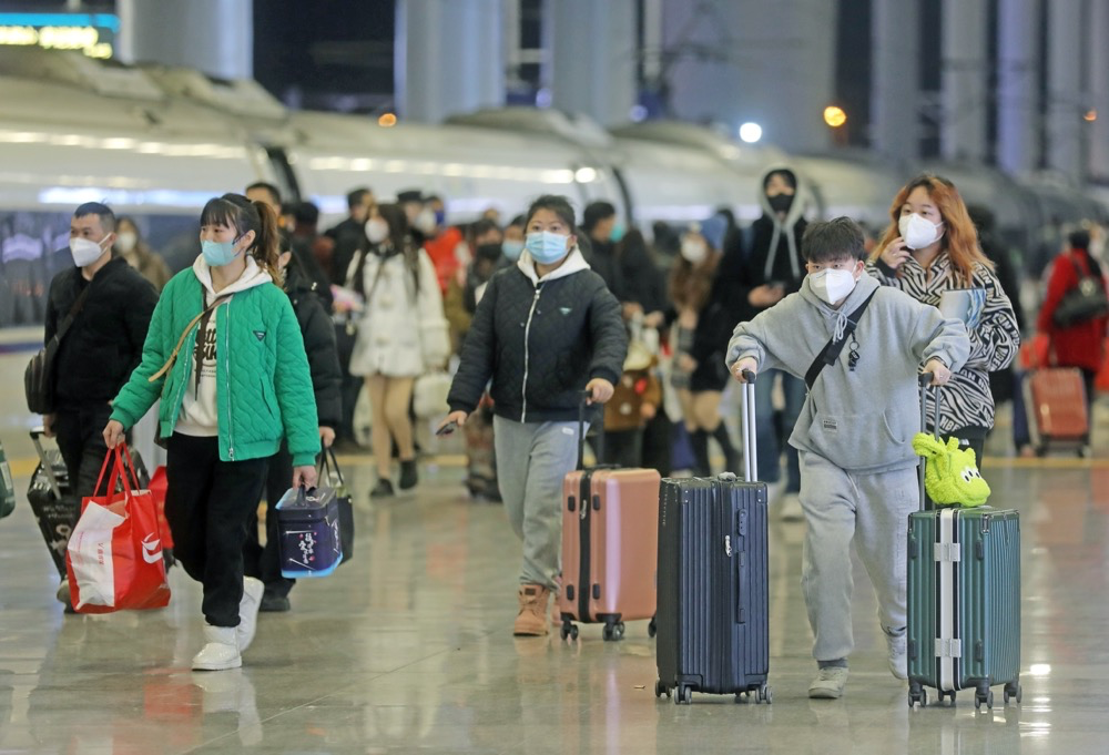 1月7日,杭州东站站台上的旅客