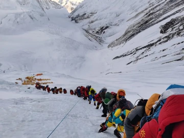 谢如祥攀登时，看到登山者排成一排。