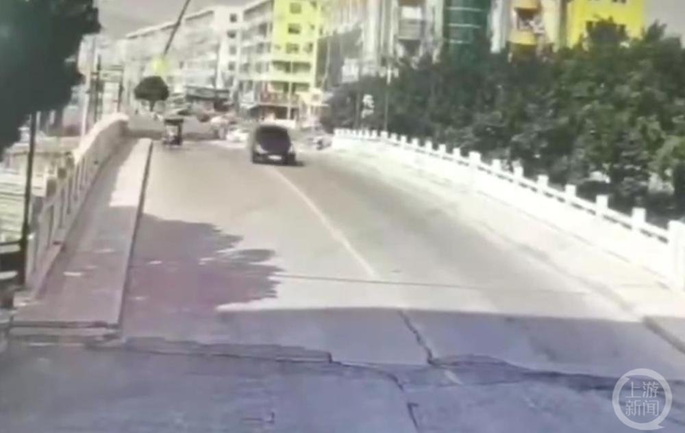 ▲监控显示,特斯拉飞快驶过桥面。图片来源/视频截图