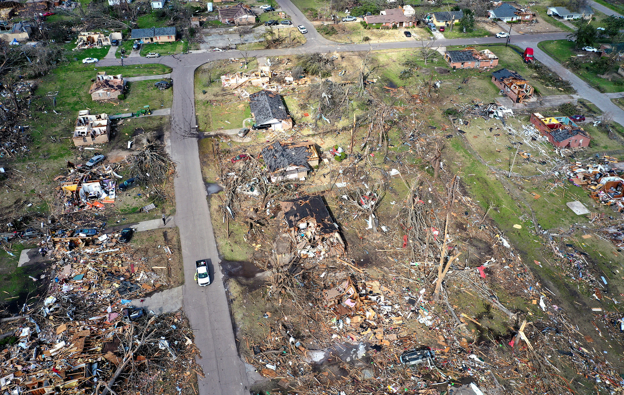 龙卷风肆虐美国，小镇被夷为平地，超2000万人受影响_凤凰网, image size:2048x1297