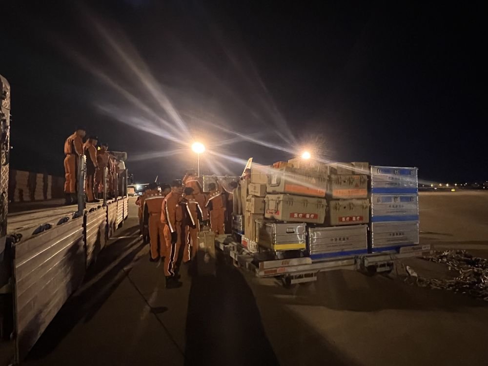 2月8日，中国救援队在土耳其阿达纳机场卸运物资（手机拍摄）。新华社记者武思宇摄